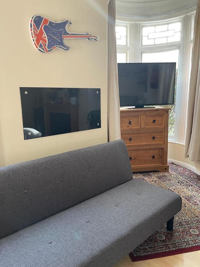 Room In Family Home Near Penny Lane Λίβερπουλ Εξωτερικό φωτογραφία